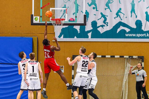 23.01.2021, Herren, Basketball, Saison 2020 2021, 3. Bundesliga, Pro B, College Wizards-FC Bayern Basketball - Jugend Maxwell Dongmo Temoka (München 24) wirft zum Korb Karlsruhe Institut für und Sportwis Baden-Württemberg Germany