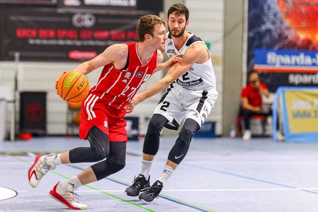 23.01.2021, Herren, Basketball, Saison 2020 2021, 3. Bundesliga, Pro B, College Wizards-FC Bayern Basketball - Jugend Matteo Brazzi (München 27( dribbelt zum Angriff gegen Aaron Schmitz (College Wizards 2). Karlsruhe Institut für und Sportwis Baden-Württemberg Germany
