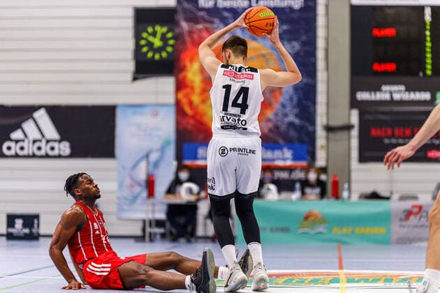 23.01.2021, Herren, Basketball, Saison 2020 2021, 3. Bundesliga, Pro B, College Wizards-FC Bayern Basketball - Jugend Florian Rothenberg (College Wizards 14) hält den Ball nach einem Zusammenstoß mit Maxwell Dongmo Temoka (München 24) Karlsruhe Institut für und Sportwis Baden-Württemberg Germany