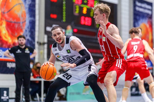 23.01.2021, Herren, Basketball, Saison 2020 2021, 3. Bundesliga, Pro B, College Wizards-FC Bayern Basketball - Jugend Alexander Thompson (College Wizards 20) im Zweikampf gegen Lukas Zerner (München 13) Karlsruhe Institut für und Sportwis Baden-Württemberg Germany