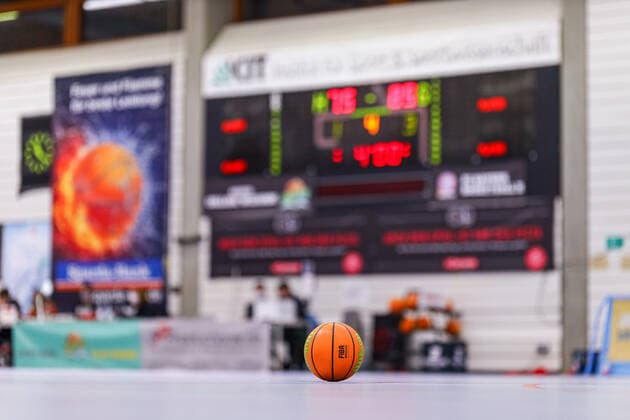 23.01.2021, Herren, Basketball, Saison 2020 2021, 3. Bundesliga, Pro B, College Wizards-FC Bayern Basketball - Jugend Ein Basketball ruht auf dem Spielfeld, im Hintergrund ein Spieltafel. Karlsruhe Institut für und Sportwis Baden-Württemberg Germany