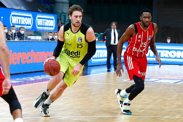 14. Spieltag der easyCredit BBL Basketball Bundesliga in der Oberfrankenhalle in Bayreuth Saison 2020-2021 Medi Bayreuth gegen FC Bayern München Matthew Tiby (Medi Bayreuth 15) links JaJuan Johnson (FC Bayern München 25) rechts