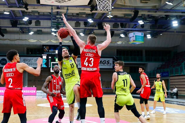 14. Spieltag der easyCredit BBL Basketball Bundesliga in der Oberfrankenhalle in Bayreuth Saison 2020-2021 Medi Bayreuth gegen FC Bayern München Matthew Tiby (Medi Bayreuth 15) links Leon Radosevic (FC Bayern München 43) rechts