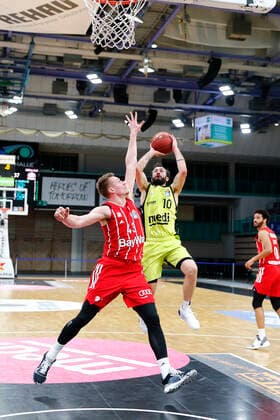 14. Spieltag der easyCredit BBL Basketball Bundesliga in der Oberfrankenhalle in Bayreuth Saison 2020-2021 Medi Bayreuth gegen FC Bayern München Bastian Doreth (Medi Bayreuth 10) rechts Leon Radosevic (FC Bayern München 43) links