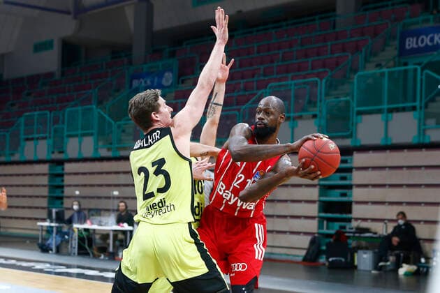 14. Spieltag der easyCredit BBL Basketball Bundesliga in der Oberfrankenhalle in Bayreuth Saison 2020-2021 Medi Bayreuth gegen FC Bayern München David Walker (Medi Bayreuth23) links James Gist (FC Bayern München 21) rechts