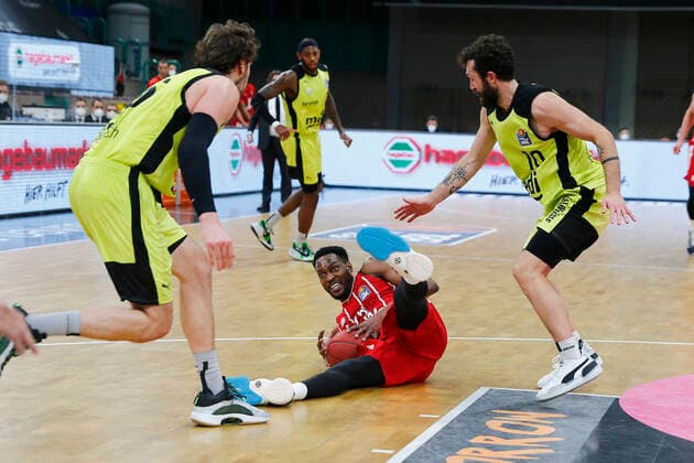 Sport Bilder des Tages 14. Spieltag der easyCredit BBL Basketball Bundesliga in der Oberfrankenhalle in Bayreuth Saison 2020-2021 Medi Bayreuth gegen FC Bayern München Bastian Doreth (Medi Bayreuth 10) rechts Matthew Tiby (Medi Bayreuth 15) links James Gist (FC Bayern München 21) mitte