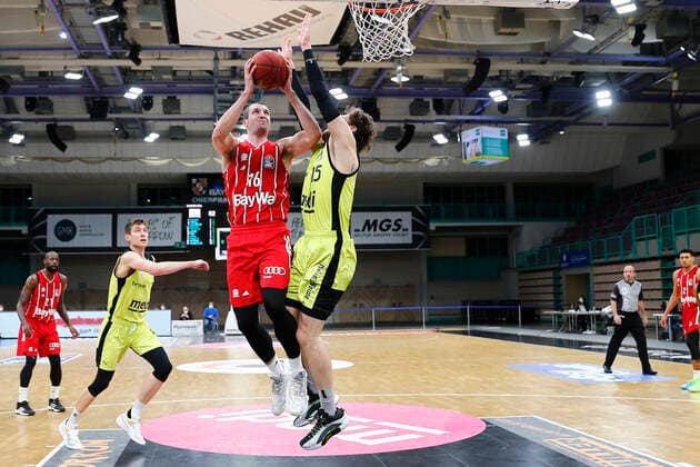 14. Spieltag der easyCredit BBL Basketball Bundesliga in der Oberfrankenhalle in Bayreuth Saison 2020-2021 Medi Bayreuth gegen FC Bayern München Matthew Tiby (Medi Bayreuth 15) rechts Paul Zipser (FC Bayern München 16) links