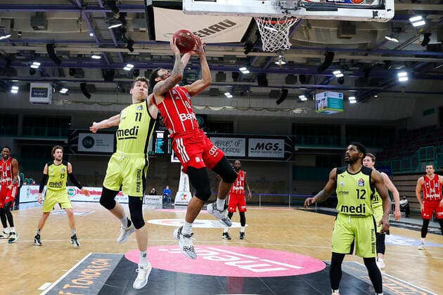 14. Spieltag der easyCredit BBL Basketball Bundesliga in der Oberfrankenhalle in Bayreuth Saison 2020-2021 Medi Bayreuth gegen FC Bayern München Andreas Seiferth (Medi Bayreuth 11) links Nick Weiler-Babb (FC Bayern München 0) rechts