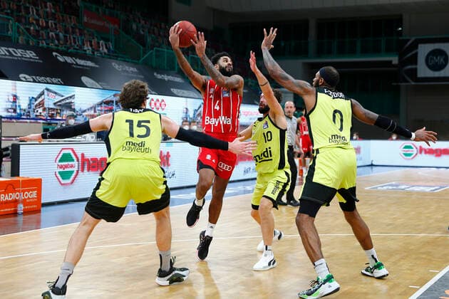 14. Spieltag der easyCredit BBL Basketball Bundesliga in der Oberfrankenhalle in Bayreuth Saison 2020-2021 Medi Bayreuth gegen FC Bayern München Matthew Tiby (Medi Bayreuth 15) links Bastian Doreth (Medi Bayreuth 10) 2.v. rechts Dererk Pardon (Medi Bayreuth 0) rechts D.J. Seeley (FC Bayern München 4) 2.v. links
