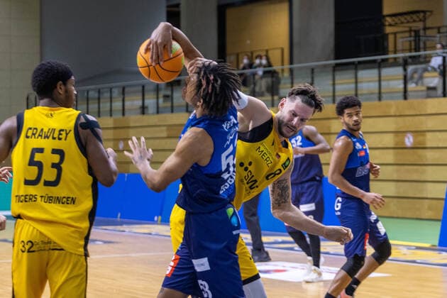 Isaiah Crawley (Tigers Tübingen, 8) Kevin Yebo (Eisbären Bremerhaven, 53) Enosch Wolf (Tigers Tübingen, 8)¨¨¨Tigers Tübingen vs. Eisbären Bremerhaven, 2. Basketball, Bundesliga, Pro A, Barmer 2 Basketball, Spieltag 17, Spielzeit 2020 2021, 23.01.2021, ¨¨ Tigers Tübingen - Eisbären Bremerhaven, Basketball, 2. Bundesliga, Barmer 2 Basketball, Spieltag 17, Spielzeit 2020 2021, 23.01.2021 Rottenburg am Neckar Copyright: xNinaxSander xEibnerxPressefotoxIx EP_NSR