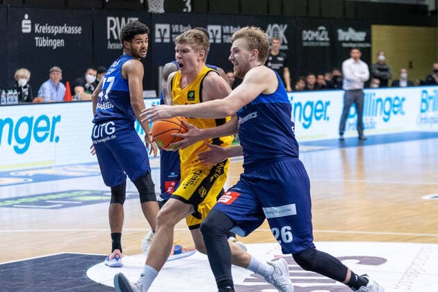Marvin Heckel (Eisbären Bremerhaven, 47) Elias Valtonen (Tigers Tübingen, 19) Maximilian Ugrai (Eisbären Bremerhaven, 26)¨¨¨Tigers Tübingen vs. Eisbären Bremerhaven, 2. Basketball, Bundesliga, Pro A, Barmer 2 Basketball, Spieltag 17, Spielzeit 2020 2021, 23.01.2021, ¨¨ Tigers Tübingen - Eisbären Bremerhaven, Basketball, 2. Bundesliga, Barmer 2 Basketball, Spieltag 17, Spielzeit 2020 2021, 23.01.2021 Rottenburg am Neckar Copyright: xNinaxSander xEibnerxPressefotoxIx EP_NSR