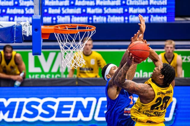 Desi Rodriguez ( 20 MHP Riesen Ludwigsburg), Kyndahl Hill ( 11 Syntainics MBC) waehrend der Begegnung Saison 2020-2021 (Herren) in der EasyCredit Bundesliga zwischen Syntainics MBC und MHP Riesen Ludwigsburg in der Stadthalle Weissenfels am 23. January 2021 in Weissenfels, Sachsen Anhalt, Deutschland