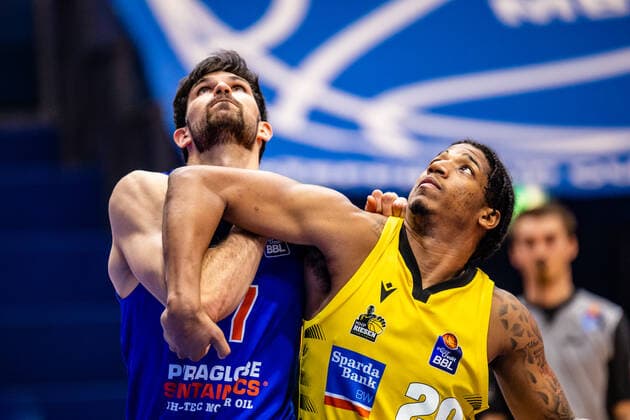 Aleksandar Marelja ( 17 Syntainics MBC), Desi Rodriguez ( 20 MHP Riesen Ludwigsburg) waehrend der Begegnung Saison 2020-2021 (Herren) in der EasyCredit Bundesliga zwischen Syntainics MBC und MHP Riesen Ludwigsburg in der Stadthalle Weissenfels am 23. January 2021 in Weissenfels, Sachsen Anhalt, Deutschland