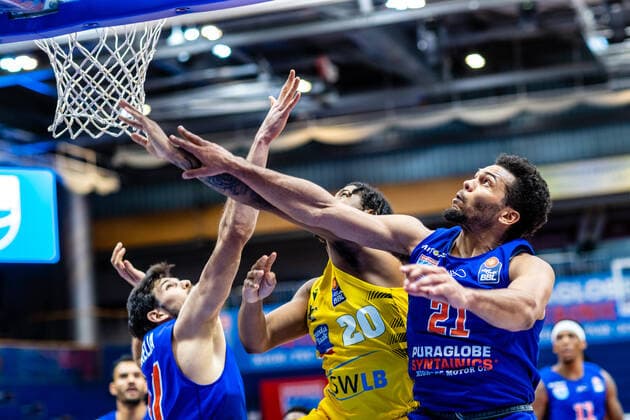 Quinton Hooker ( 21 Syntainics MBC), Desi Rodriguez ( 20 MHP Riesen Ludwigsburg), Aleksandar Marelja ( 17 Syntainics MBC) waehrend der Begegnung Saison 2020-2021 (Herren) in der EasyCredit Bundesliga zwischen Syntainics MBC und MHP Riesen Ludwigsburg in der Stadthalle Weissenfels am 23. January 2021 in Weissenfels, Sachsen Anhalt, Deutschland