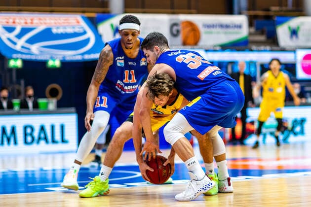 Sport Bilder des Tages Jordan Hulls ( 1 MHP Riesen Ludwigsburg), Roko Rogic ( 32 Syntainics MBC), Kyndahl Hill ( 11 Syntainics MBC) waehrend der Begegnung Saison 2020-2021 (Herren) in der EasyCredit Bundesliga zwischen Syntainics MBC und MHP Riesen Ludwigsburg in der Stadthalle Weissenfels am 23. January 2021 in Weissenfels, Sachsen Anhalt, Deutschland