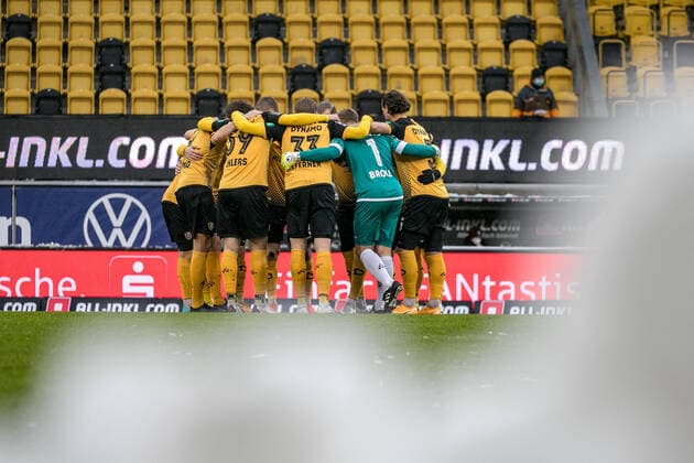 Mannschaftskreis vor dem Anpfiif. Im Vordergrund unscharf: Schneehaufen - der Platz wurde vor dem Spiel von fleißigen Helfern von einer dicken Schneedecke befreit. 23.01.2021, Fußball, GER, 3. Liga, Saison 2020 21, 20 Spieltag, SG Dynamo Dresden vs. 1. FC Kaiserslautern 4:3, Rudolf-Harbig-Stadion, SG Dynamo Dresden vs. 1. FC Kaiserslautern
