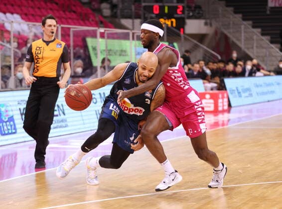 Josh Hagins Telekom Baskets Bonn vs. Maurce Stuckey HAKRO Merlins Crailsheim easyCredit BBL 1. Bundesliga , Saison 2020 2021 , 14. Spieltag