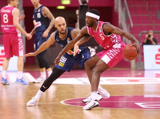 Josh Hagins Telekom Baskets Bonn vs. Maurice Stuckey HAKRO Merlins Crailsheim easyCredit BBL 1. Bundesliga , Saison 2020 2021 , 14. Spieltag