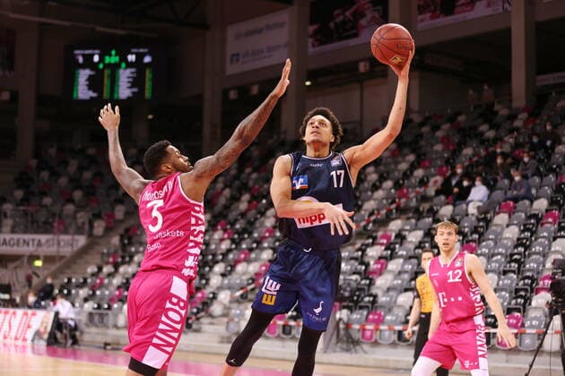 James Thompson IV Telekom Baskets Bonn vs. Jamuni McNeace HAKRO Merlins Crailsheim easyCredit BBL 1. Bundesliga , Saison 2020 2021 , 14. Spieltag