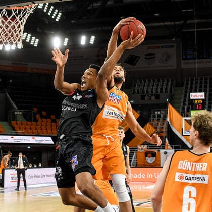 GER, BBL, ratiopharm ulm vs NINERS Chemnitz 24.01.2021, ratiopharm arena, Neu-Ulm, GER, BBL, ratiopharm ulm vs NINERS Chemnitz, im Bild Demitrius Conger (Ulm, 1) hindert George King (Chemnitz, 24) am Wurf