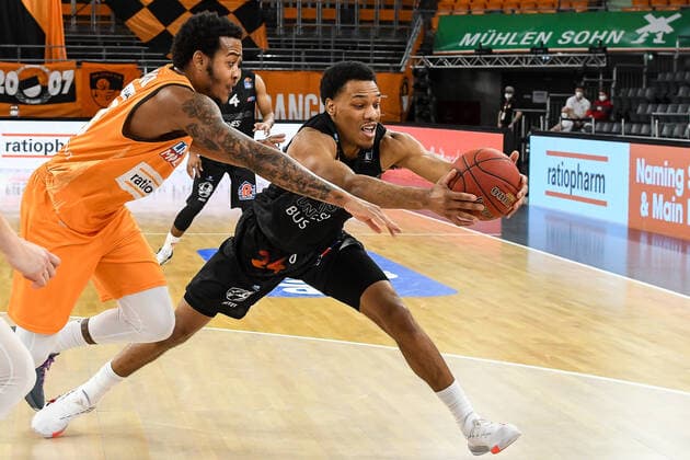 GER, BBL, ratiopharm ulm vs NINERS Chemnitz 24.01.2021, ratiopharm arena, Neu-Ulm, GER, BBL, ratiopharm ulm vs NINERS Chemnitz, im Bild Kampf um den Ball, Troy Caupain (Ulm, 23) und George King (Chemnitz, 24)