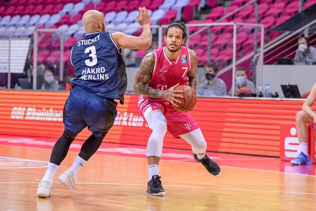 easyCredit BBL, Telekom Baskets Bonn vs. HAKRO Merlins Crailsheim, 24.01.2021 Maurice Stuckey (HAKRO Merlins Crailsheim 3), Chris Babb (Telekom Baskets Bonn 7), easyCredit BBL, Telekom Baskets Bonn vs. HAKRO Merlins Crailsheim am 24.01.2021 im Telekom Dome Bonn, Bonn (Nordrhein-Westfalen) Copyright: xBEAUTIFULxSPORTS Mueller-Laschetx