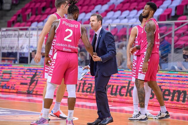 easyCredit BBL, Telekom Baskets Bonn vs. HAKRO Merlins Crailsheim, 24.01.2021 Xavier Pollard (Telekom Baskets Bonn 2), Will Voigt (Coach Telekom Baskets Bonn), easyCredit BBL, Telekom Baskets Bonn vs. HAKRO Merlins Crailsheim am 24.01.2021 im Telekom Dome Bonn, Bonn (Nordrhein-Westfalen) Copyright: xBEAUTIFULxSPORTS Mueller-Laschetx