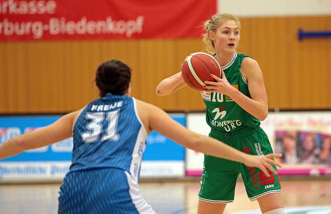 24.01.2021, xovx, Basketball Damen 1. Bundesliga, BC Pharmaserv Marburg - SNP Bascats Heidelberg v.l. Fallyn Freije (SNP BasCats USC Heidelberg), Hanna Crymble (BC Pharmaserv Marburg) Marburg Sporthalle Georg-Gaßmann-Stadion Hessen Deutschland (DE)