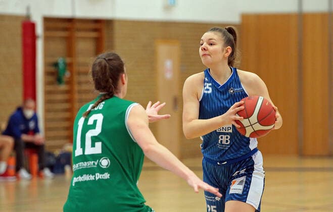 Sport Bilder des Tages 24.01.2021, xovx, Basketball Damen 1. Bundesliga, BC Pharmaserv Marburg - SNP Bascats Heidelberg v.l. Johanna Klug (BC Pharmaserv Marburg), Marie Kleinert (SNP BasCats USC Heidelberg) Marburg Sporthalle Georg-Gaßmann-Stadion Hessen Deutschland (DE)