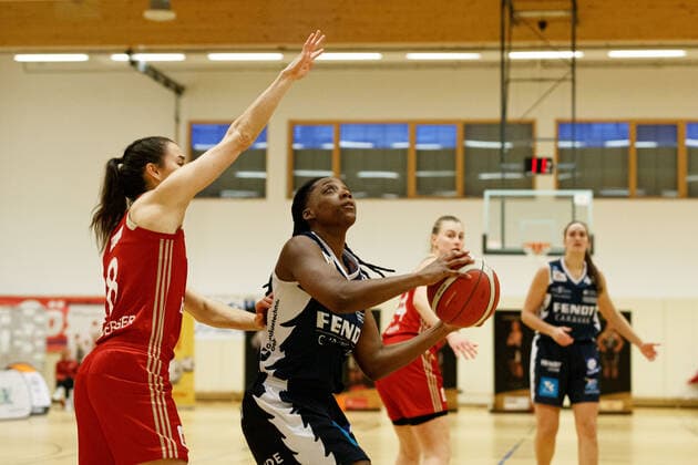 Hannover, Deutschland 24. Januar 2021: 1.BBL - Damen - 2020 2021 - TK Hannover vs. XCYDE Angels Noerdlingen v. li. im Zweikampf Tessa Stammberger (Hannover) und Respect Leaphar (Noerdlingen). Sporthalle Birkenstraße Niedersachsen Copyright: xFotostandx xxMattheyx