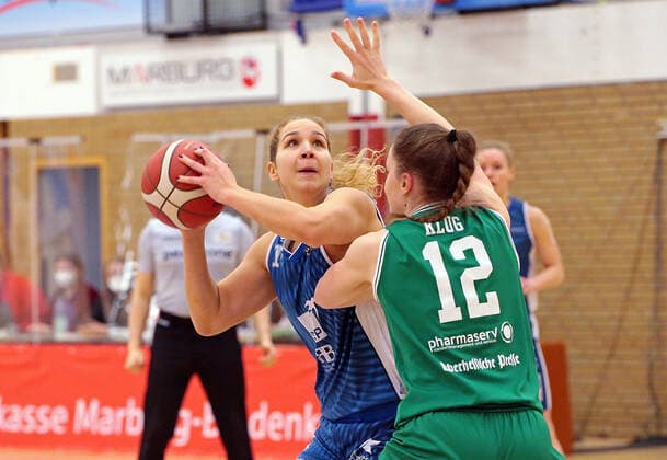 24.01.2021, xovx, Basketball Damen 1. Bundesliga, BC Pharmaserv Marburg - SNP Bascats Heidelberg v.l. Alica Moravcikova (SNP BasCats USC Heidelberg), Johanna Klug (BC Pharmaserv Marburg) Marburg Sporthalle Georg-Gaßmann-Stadion Hessen Deutschland (DE)