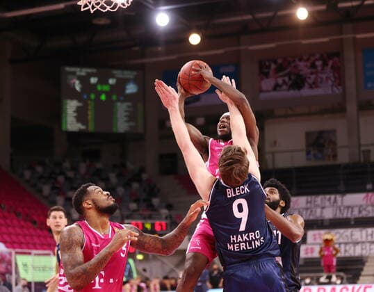 Josh Hagins Telekom Baskets Bonn vs. Fabian Bleck HAKRO Merlins Crailsheim easyCredit BBL 1. Bundesliga , Saison 2020 2021 , 14. Spieltag