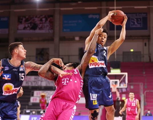 James Thompson IV Telekom Baskets Bonn vs. Trae Bell-Haynes HAKRO Merlins Crailsheim easyCredit BBL 1. Bundesliga , Saison 2020 2021 , 14. Spieltag