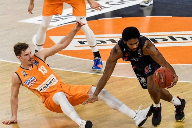 GER, BBL, ratiopharm ulm vs NINERS Chemnitz 24.01.2021, ratiopharm arena, Neu-Ulm, GER, BBL, ratiopharm ulm vs NINERS Chemnitz, im Bild Kampf um den Ball Andreas Obst (Ulm, 13), Terrell Harris (Chemnitz, 2)