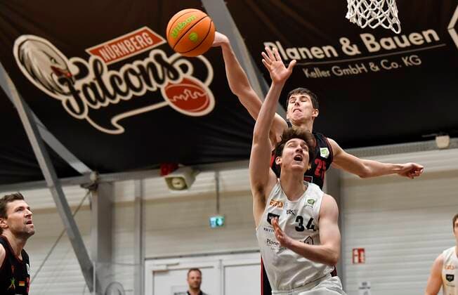 24.01.2021 - Basketball - Saison 2020 2021 - 2. Bundesliga Pro-A - 17. Spieltag: Nürnberg Falcons Basketball Club NBC - Artland Dragons Quakenbrück - - Jackson Ross Kent (34, Nürnberg Falcons BC NBC ) vor Jacob Knauf (25, Artland Dragons )
