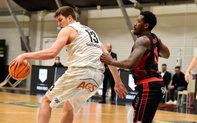 24.01.2021 - Basketball - Saison 2020 2021 - 2. Bundesliga Pro-A - 17. Spieltag: Nürnberg Falcons Basketball Club NBC - Artland Dragons Quakenbrück - - Jonathan Maier (13, Nürnberg Falcons BC NBC ) Quadir Hassan Welton (15, Artland Dragons )
