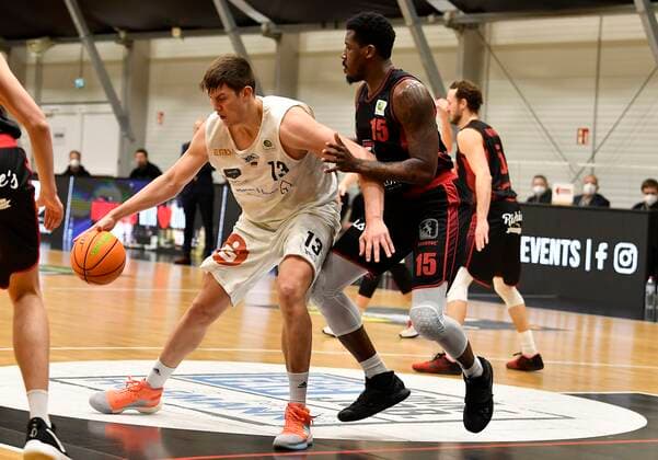24.01.2021 - Basketball - Saison 2020 2021 - 2. Bundesliga Pro-A - 17. Spieltag: Nürnberg Falcons Basketball Club NBC - Artland Dragons Quakenbrück - - Jonathan Maier (13, Nürnberg Falcons BC NBC ) Quadir Hassan Welton (15, Artland Dragons )