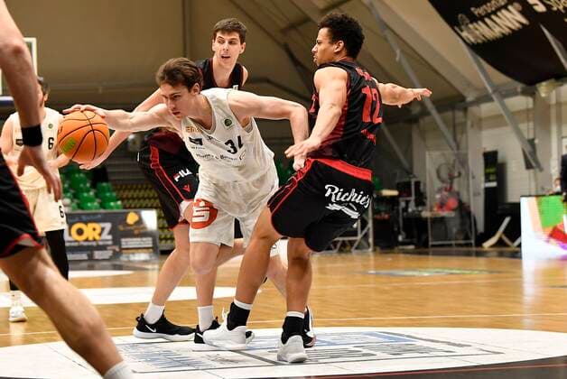 24.01.2021 - Basketball - Saison 2020 2021 - 2. Bundesliga Pro-A - 17. Spieltag: Nürnberg Falcons Basketball Club NBC - Artland Dragons Quakenbrück - - Jackson Ross Kent (34, Nürnberg Falcons BC NBC ) Leon Iduma Okpara (12, Artland Dragons )