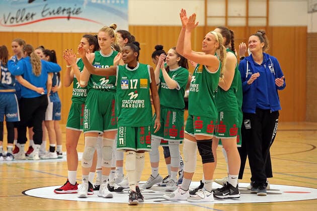 24.01.2021, xovx, Basketball Damen 1. Bundesliga, BC Pharmaserv Marburg - SNP Bascats Heidelberg Die Spielerinnen des BC Marburg bejubeln den 64:61 Sieg gegen Heidelberg Marburg Sporthalle Georg-Gaßmann-Stadion Hessen Deutschland (DE)