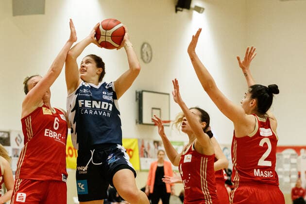Hannover, Deutschland 24. Januar 2021: 1.BBL - Damen - 2020 2021 - TK Hannover vs. XCYDE Angels Noerdlingen v. li. im Zweikampf Finja Schaake (Hannover), Laken James (Noerdlingen), Stavria Koniali (Hannover), Mia Masic (Hannover). Sporthalle Birkenstraße Niedersachsen Copyright: xFotostandx xxMattheyx
