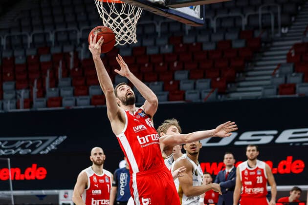 links David Kravish (Brose Bamberg, 45) rechts 04 Luc van Slooten (Basketball Löwen Braunschweig) Brose Bamberg - Basketball Löwen Braunschweig - easyCredit-BBL - Basketball Bundesliga - Basketball Saison 2020 21 - 14. Spieltag, 24.01.2021 Bamberg, Brose Arena ASV-Autoren-Nummer: 4026335 Copyright: DanielxLöb