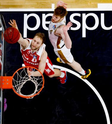 links Christian Sengfelder (Brose Bamberg, 43) rechts 04 Luc van Slooten (Basketball Löwen Braunschweig) Brose Bamberg - Basketball Löwen Braunschweig - easyCredit-BBL - Basketball Bundesliga - Basketball Saison 2020 21 - 14. Spieltag, 24.01.2021 Bamberg, Brose Arena ASV-Autoren-Nummer: 4026335 Copyright: DanielxLöb