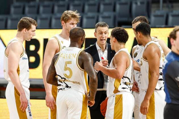 Mitte Herdcoach Trainer Pete Strobl (Basketball Löwen Braunschweig) Brose Bamberg - Basketball Löwen Braunschweig - easyCredit-BBL - Basketball Bundesliga - Basketball Saison 2020 21 - 14. Spieltag, 24.01.2021 Bamberg, Brose Arena ASV-Autoren-Nummer: 4026335 Copyright: DanielxLöb