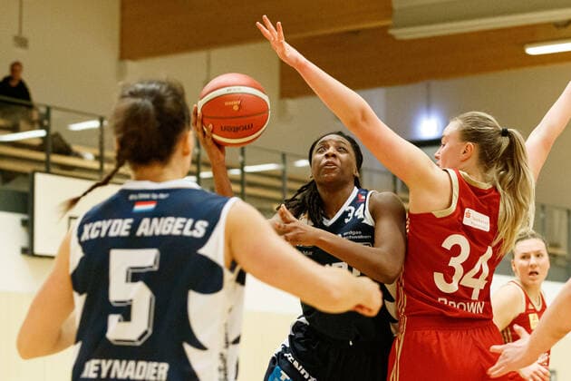 Hannover, Deutschland 24. Januar 2021: 1.BBL - Damen - 2020 2021 - TK Hannover vs. XCYDE Angels Noerdlingen v. li. im Zweikampf Respect Leaphar (Noerdlingen) und Hannah Brown (Hannover). Sporthalle Birkenstraße Niedersachsen Copyright: xFotostandx xxMattheyx
