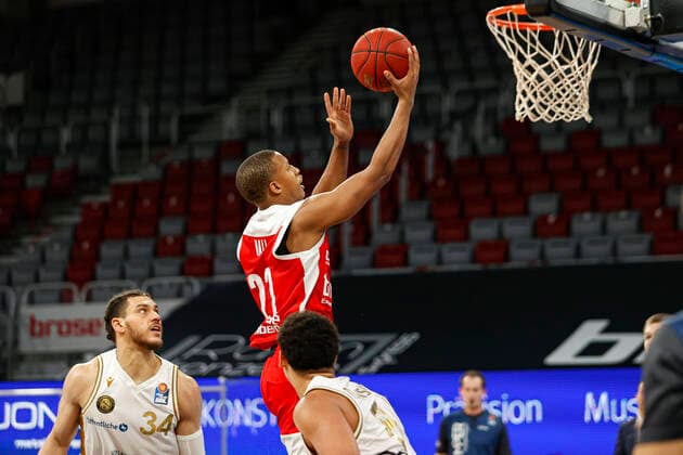 Mitte Devon Hall (Brose Bamberg, 22) links 34 Gavin Schilling (Basketball Löwen Braunschweig) Brose Bamberg - Basketball Löwen Braunschweig - easyCredit-BBL - Basketball Bundesliga - Basketball Saison 2020 21 - 14. Spieltag, 24.01.2021 Bamberg, Brose Arena ASV-Autoren-Nummer: 4026335 Copyright: DanielxLöb