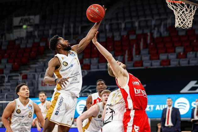 links 01 Bazoumana Kone (Basketball Löwen Braunschweig) rechts Christian Sengfelder (Brose Bamberg, 43) Brose Bamberg - Basketball Löwen Braunschweig - easyCredit-BBL - Basketball Bundesliga - Basketball Saison 2020 21 - 14. Spieltag, 24.01.2021 Bamberg, Brose Arena ASV-Autoren-Nummer: 4026335 Copyright: DanielxLöb