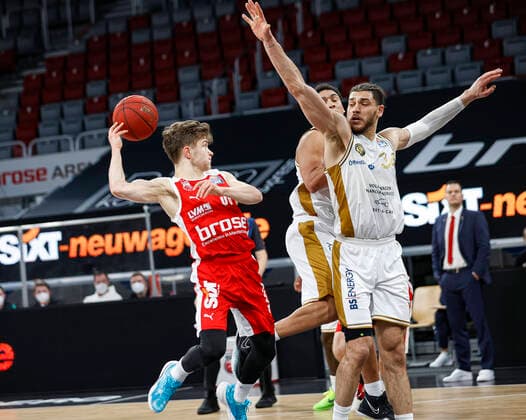links Bennet Hundt (Brose Bamberg, 33) rechts 34 Gavin Schilling (Basketball Löwen Braunschweig) Brose Bamberg - Basketball Löwen Braunschweig - easyCredit-BBL - Basketball Bundesliga - Basketball Saison 2020 21 - 14. Spieltag, 24.01.2021 Bamberg, Brose Arena ASV-Autoren-Nummer: 4026335 Copyright: DanielxLöb
