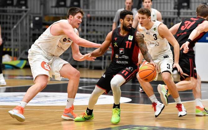 24.01.2021 - Basketball - Saison 2020 2021 - 2. Bundesliga Pro-A - 17. Spieltag: Nürnberg Falcons Basketball Club NBC - Artland Dragons Quakenbrück - - Jonathan Maier (13, Nürnberg Falcons BC NBC ) Gerel David Simmons (11, Artland Dragons ) Marcell Pongo (3, Nürnberg Falcons BC NBC )