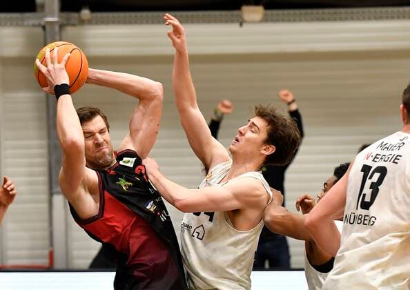 24.01.2021 - Basketball - Saison 2020 2021 - 2. Bundesliga Pro-A - 17. Spieltag: Nürnberg Falcons Basketball Club NBC - Artland Dragons Quakenbrück - - Robert Oehle (31, Artland Dragons ) Jackson Ross Kent (34, Nürnberg Falcons BC NBC )
