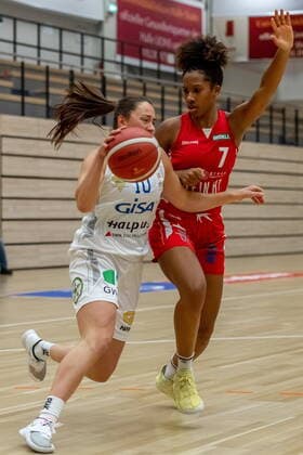 Barbora Kasparkowa (10, GISA Lions SV Halle) gegen Dayna Rouse (Herner TC) GISA Lions SV Halle vs. Herner TC Basketball - 1. Bundesliga - ERDGAS Sportarena Halle (Saale) 24.01.2021 Foto: Holger John Sachsen-Anhalt Deutschland ERDGAS Sportarena Halle Saale